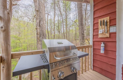 Dahlonega Cabin | Up Country - Creekside - Hot Tub - Close to Wineries & Town