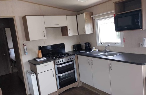 Hastings House | Up on the hill - On a park with a lake (D/F)