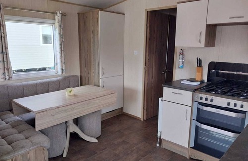 Hastings House | Up on the hill - On a park with a lake (D/F)