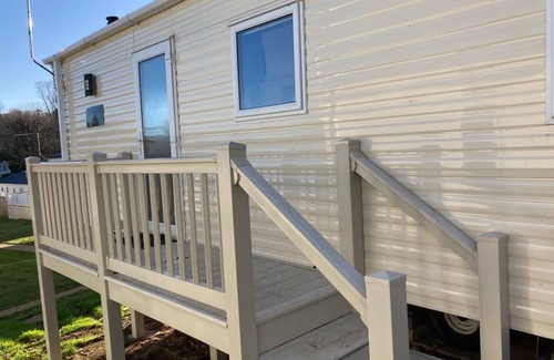 Hastings House | Up on the hill - On a park with a lake (D/F)