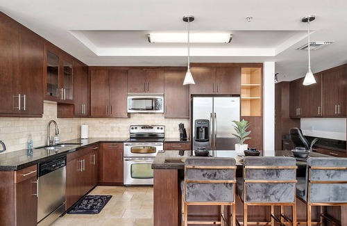 Commerce Apartment | Up scale Home downtown LA with Staplescenter views