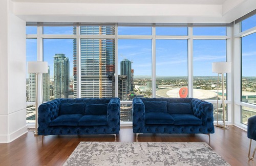 Commerce Apartment | Up scale Home downtown LA with Staplescenter views