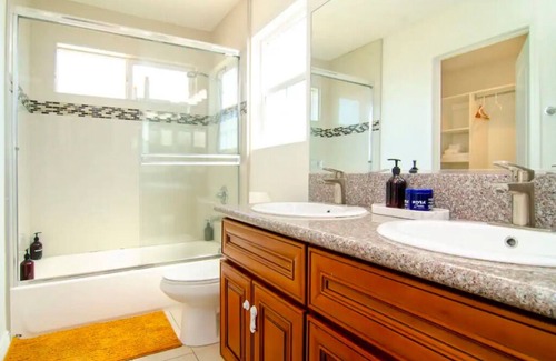 Ontario House | Up to 20% off weekly stay 3BR 2.5 miles to airport