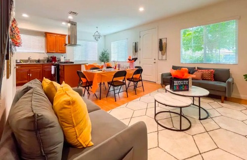 Ontario House | Up to 20% off weekly stay 3BR 2.5 miles to airport
