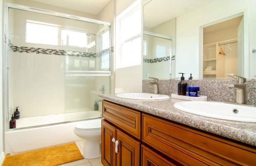 Ontario Apartment | Up to 20% off weekly stay 3BR 2.5 miles to airport