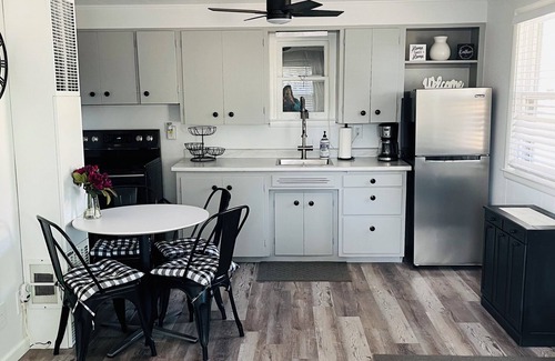 Houghton Lake Cottage | Updated 1-bed Cottage 3 doors from Houghton Lake w/WiFi and next to Golf course