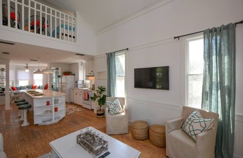Seaside Cottage | Updated 2-Bedroom W/Loft in Seaside 1 Block to Beach, 2 Adult Bikes, Sleeps 8