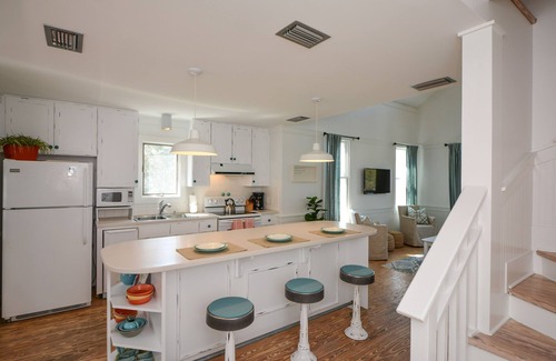Seaside Cottage | Updated 2-Bedroom W/Loft in Seaside 1 Block to Beach, 2 Adult Bikes, Sleeps 8