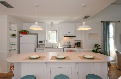 Seaside Cottage | Updated 2-Bedroom W/Loft in Seaside 1 Block to Beach, 2 Adult Bikes, Sleeps 8