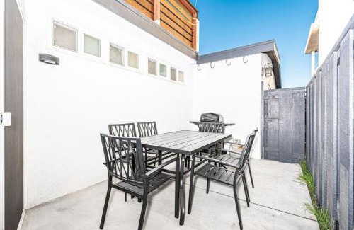 Balboa Peninsula House | Updated 2Br Cottage One House From Beach - Super Central By Beachview Rentals