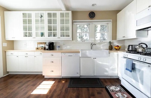 Grandview House | UPDATED 2BR *HOUSE* in GLENDALE with PRIVATE FENCED YARD & PARKING (p2)
