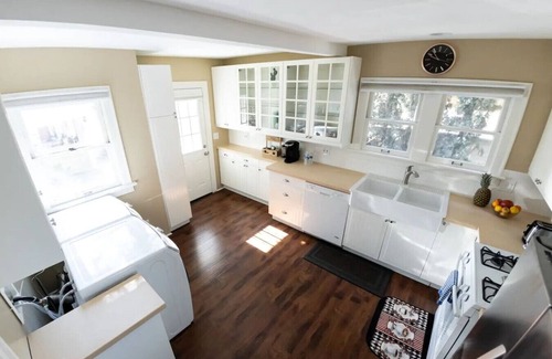 Grandview House | UPDATED 2BR *HOUSE* in GLENDALE with PRIVATE FENCED YARD & PARKING (p2)