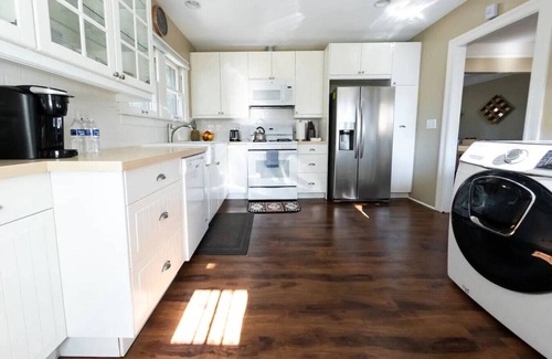 Grandview House | UPDATED 2BR *HOUSE* in GLENDALE with PRIVATE FENCED YARD & PARKING (p2)