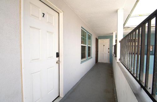 Beverly Hills Apartment | Updated 2nd-Floor Studio Near Beverly Hills & Pico Blvd Dining