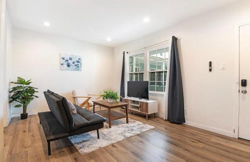 Beverly Hills Apartment | Updated 2nd-Floor Studio Near Beverly Hills & Pico Blvd Dining