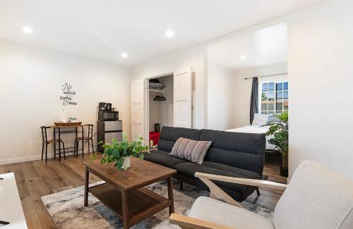 Beverly Hills Apartment | Updated 2nd-Floor Studio Near Beverly Hills & Pico Blvd Dining