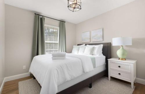 Northeast South Bend House | UPDATED 5BR Townhome 5 Min from Notre Dame Perfect for Groups