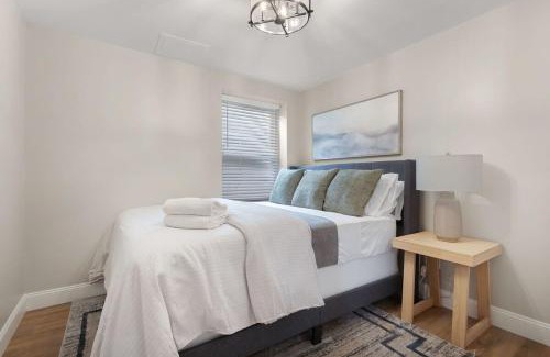 Northeast South Bend House | UPDATED 5BR Townhome 5 Min from Notre Dame Perfect for Groups