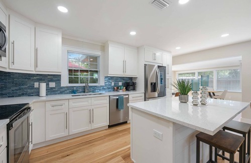 Arlington Park House | Updated and upgraded. Close to Beaches, Downtown, Hospital.
