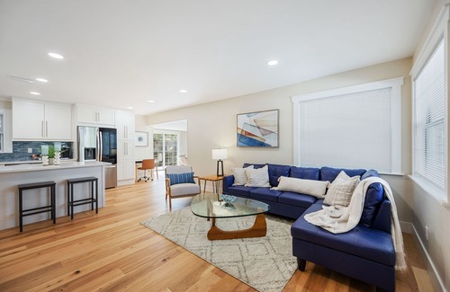 Arlington Park House | Updated and upgraded. Close to Beaches, Downtown, Hospital.