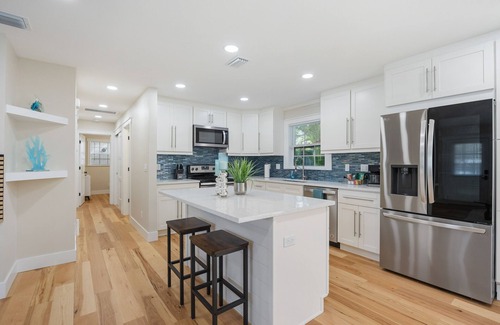 Arlington Park House | Updated and upgraded. Close to Beaches, Downtown, Hospital.