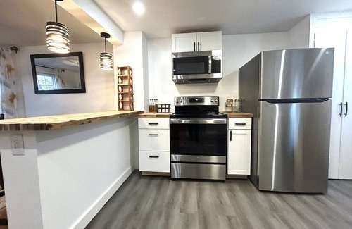 New Hartford House | Updated, bright Cape, Fenced-in yard, patio, BBQ, Sleep 6, minutes to Utica