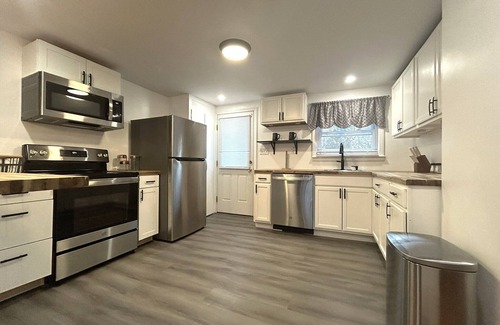 New Hartford House | Updated, bright Cape, Fenced-in yard, patio, BBQ, Sleep 6, minutes to Utica