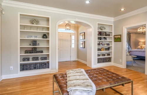 Thompson's Station House | Updated Cape Cod home on 10 acres, near Pilgrimage Music & Cultural Festival