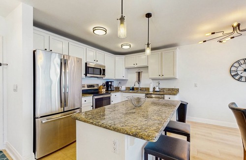 El Cerrito Condo | Updated, charming retreat w/private washer/dryer & gas grill - walk to dining