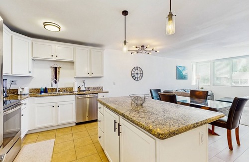 El Cerrito Condo | Updated, charming retreat w/private washer/dryer & gas grill - walk to dining