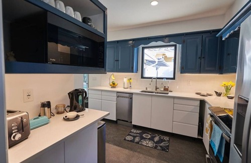 Altadena House | Updated classic mid-century ranch home with pool