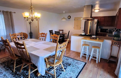 South Bend House | Updated clean 5br house, 2(1/2) bath close to Notre Dame.