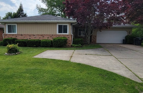 South Bend House | Updated clean 5br house, 2(1/2) bath close to Notre Dame.
