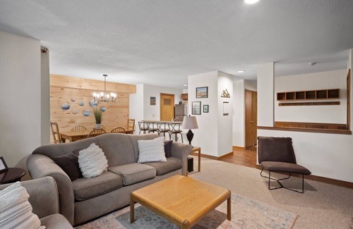 West Dover Condo | Updated Condo at Base of Mt Snow w Fireplace