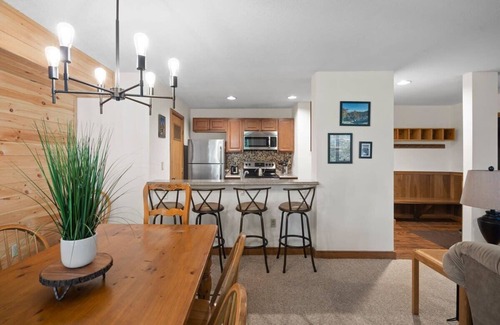 West Dover Condo | Updated Condo at Base of Mt Snow w Fireplace