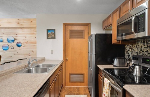 West Dover Condo | Updated Condo at Base of Mt Snow w Fireplace