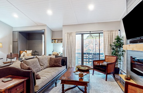 Quechee Condo | Updated condo near the river with fireplace & access to Quechee Club amenities