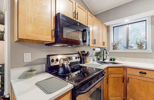 Quechee Condo | Updated condo near the river with fireplace & access to Quechee Club amenities