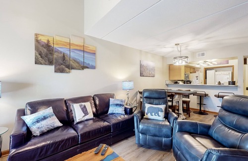 Chalet Village Condo | Updated condo w/arcade games, seasonal community pool, & free attraction tickets
