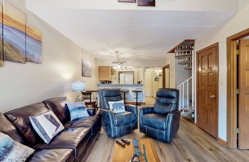 Chalet Village Condo | Updated condo w/arcade games, seasonal community pool, & free attraction tickets
