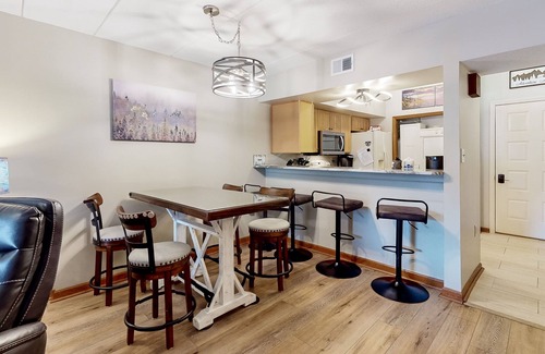 Chalet Village Condo | Updated condo w/arcade games, seasonal community pool, & free attraction tickets