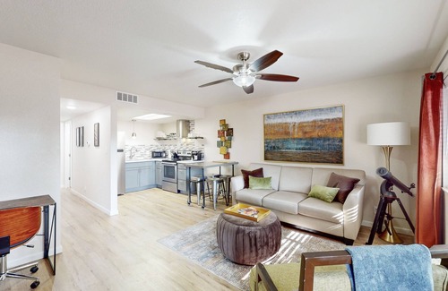 Oak Creek Condo | Updated condo with pool, shared laundry facilities, bbq grill