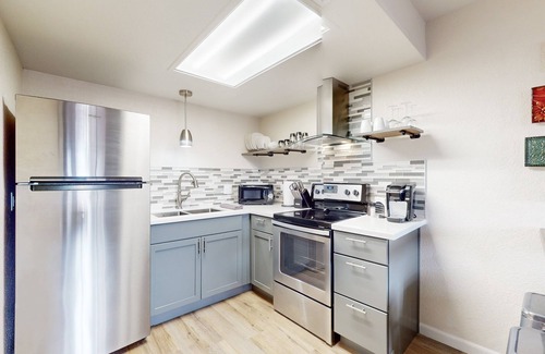 Oak Creek Condo | Updated condo with pool, shared laundry facilities, bbq grill