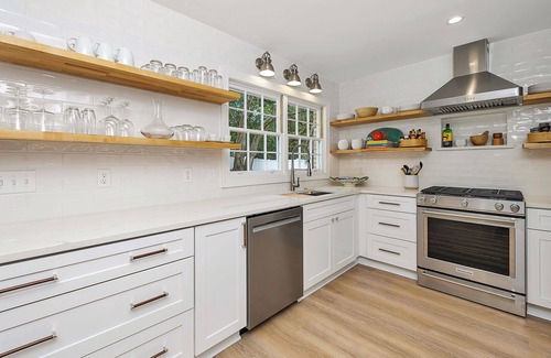Saint Simons Heights House | Updated cottage with stunning pool