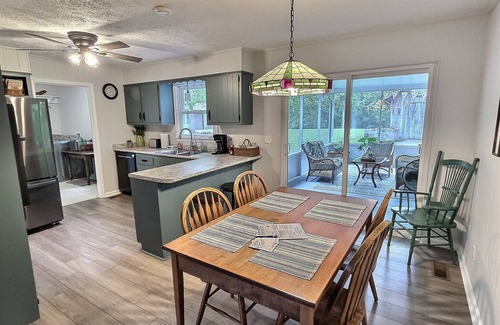 Cadiz House | Updated cottage across from Lake Barkley, awesome patio, pets welcome!