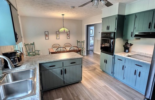 Cadiz House | Updated cottage across from Lake Barkley, awesome patio, pets welcome!