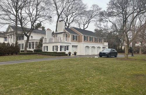 Grosse Pointe House | Updated, delightful Grosse Pointe hideaway-walking distance to GP city and Hill.
