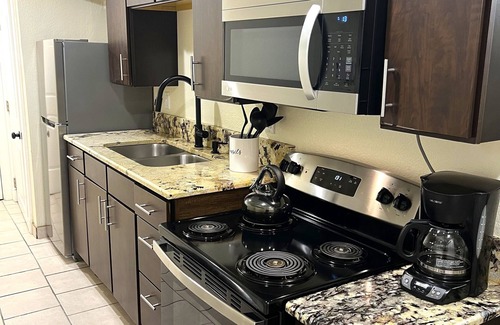 Speer Apartment | Updated Downtown Apartment in Baker with Off-Street Parking