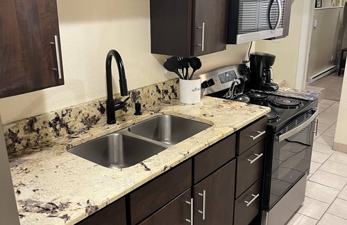 Speer Apartment | Updated Downtown Apartment in Baker with Off-Street Parking