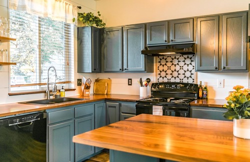 Redmond House | Updated Eagle Crest Townhouse with resort amenities